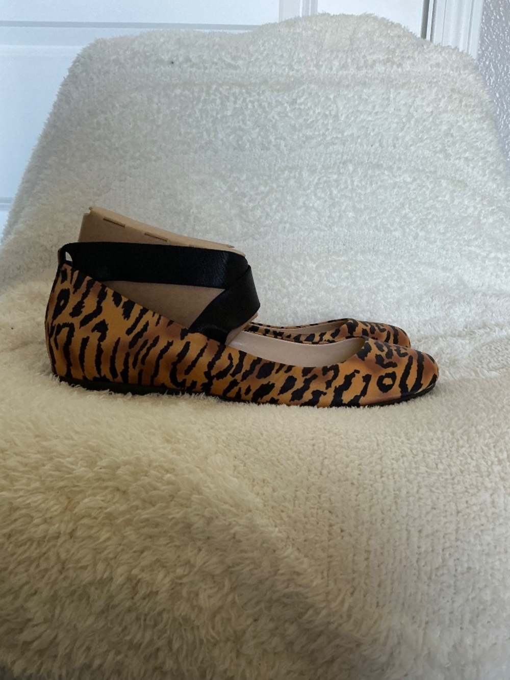 NIB Jessica Simpson Tiger Print Strappy ballet flat, size 8.5 - Picture 3 of 5